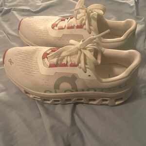 Women’s On Cloud Shoes Size 6